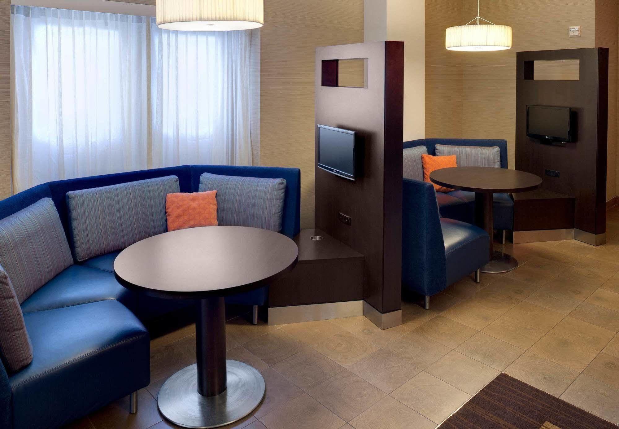 Courtyard Downtown/old Market Area 3*