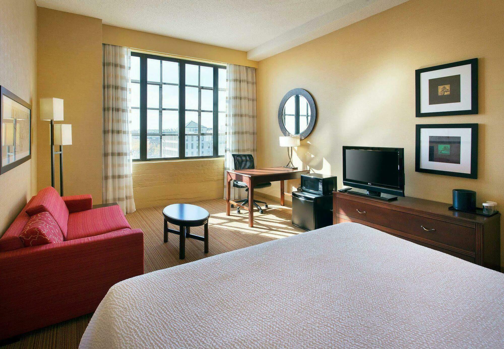 Courtyard Downtown/old Market Area 3*